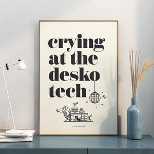 Crying At The Desko Tech Poster, Lustiges Büro Dekor: Druck, Rahmen, Leinwand oder Datei