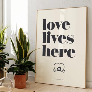 Love Lives Here Print, Typografie Wandkunst, Haus Liebe Dekor - Shipped Print, Rahmen, Leinwand oder digitale Datei