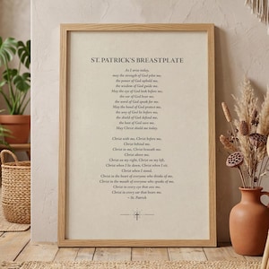 Könnte beinhalten: Ein gerahmter Kunstdruck mit dem Text des Gebets von St. Patrick's Breastplate in schwarzer Serifenschrift auf cremefarbenem Hintergrund. Der Titel ist oben zentriert, gefolgt von den Gebetsversen und einem kleinen Kreuzsymbol unten.