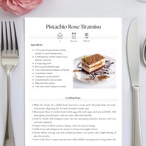 Puede incluir: Una receta de Tiramisú de Pistacho y Rosa se muestra sobre un fondo blanco. La receta incluye ingredientes y pasos de cocina. Una porción de tiramisú está en un plato blanco, adornado con pistachos y cacao en polvo.