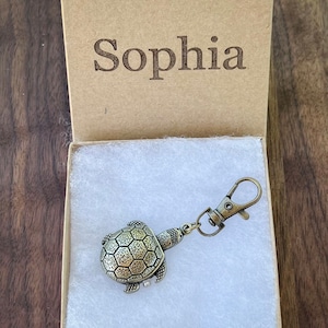 Reloj de dibujos animados para niños Turtle: caja de regalo con nombre personalizado, collar con bolsillo abatible y llavero, reloj para niños