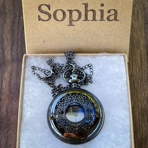 Gepersonaliseerde zakhorlogeketting: sterrenblauwe wijzerplaat, gegraveerde geschenkdoos