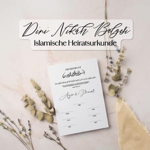 Puede incluir: Un certificado de matrimonio islámico blanco con caligrafía árabe y los nombres Ayse & Murat en escritura cursiva. El certificado está rodeado de flores secas y un letrero que dice "Dini Nikah Belgesi" e "Islamische Heiratsurkunde".