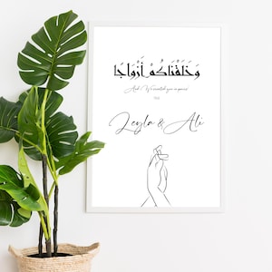 Puede incluir: Impresión de arte imprimible en blanco y negro con caligrafía árabe que dice "Te creamos en parejas". La impresión también incluye los nombres "Leyla & Ali" en escritura cursiva y un dibujo de línea de dos manos que se sostienen.