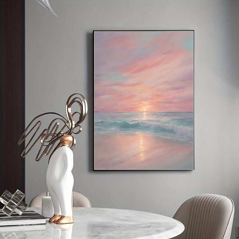 Puede incluir: Una pintura de una puesta de sol rosa y naranja sobre un oc&eacute;ano tranquilo con olas que rompen suavemente en la orilla. El cielo est&aacute; lleno de nubes suaves y esponjosas, y el sol se pone en la distancia, proyectando un c&aacute;lido resplandor sobre la escena.