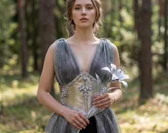 Gorset gotycki na zamówienie: damski gorset pod biustem w srebrnej zbroi, w stylu fantasy rycerskim