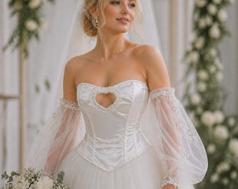 Corsé romántico a medida: corsé nupcial de satén blanco con perlas y abertura en forma de corazón, atuendo de boda.