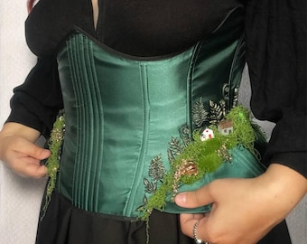 カスタムアンダーバストコルセット：苔とミニチュアがあしらわれたダークグリーンのファンタジーコルセットベルト