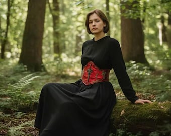 Corsé gótico personalizado: corsé rojo con armadura debajo del busto, estilo cosplay de fantasía con daga.