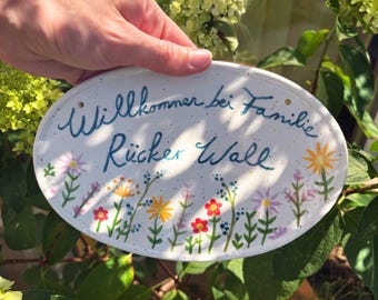 Personalisiertes Türschild aus Keramik mit Wiesenblumen | Familienschild handbemalt | Willkommensschild Haustür | Geschenk Einzug Hochzeit