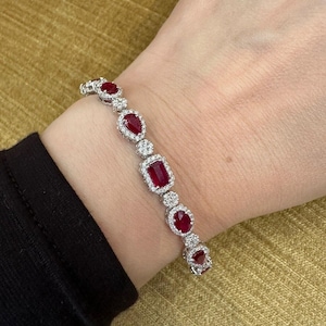 Armband med rubiner och diamanter, 7,65 ctw i 18k vitt guld - HM2538Z