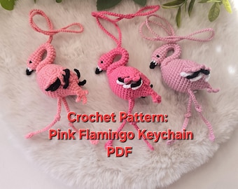 Puede incluir: Tres llaveros de flamenco rosa hechos a mano con ganchillo, con detalles en blanco y negro. Los llaveros se muestran sobre una superficie blanca y esponjosa. El texto de la imagen dice "Crochet Pattern: Pink Flamingo Keychain PDF".
