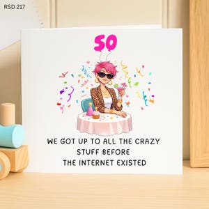 Può includere: Biglietto di auguri bianco con un'illustrazione a cartoni animati di una donna che festeggia il suo 50° compleanno. La donna indossa occhiali da sole e una giacca leopardata. Il biglietto recita: "WE GOT UP TO ALL THE CRAZY STUFF BEFORE THE INTERNET EXISTED."