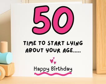 Tarjeta divertida de cumpleaños número 50 para ella, tarjeta personalizada de cumpleaños número 50 para una amiga, tarjeta para empezar a mentir sobre tu edad, tarjeta rosa de cumpleaños número cincuenta