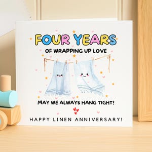 Puede incluir: Juego de tres tazas de cerámica con acabado mate moteado. Las tazas son de color crema, gris claro y gris oscuro. Cada taza tiene un diseño simple y minimalista, ideal para café o té.