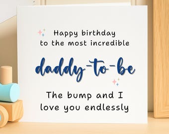 Puede incluir: Tarjeta de felicitación blanca con el texto "Feliz cumpleaños al futuro papá más increíble. La barriga y yo te amamos sin fin." Las palabras "daddy-to-be" están en azul. Estrellas pastel decoran la tarjeta.