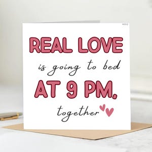 Carte d'anniversaire drôle | Le vrai amour va se coucher à 21 h | Joyeux mariage | Mari Femme Petit ami Petite amie Fiancé | Cadeau pour lui son 6 x 6