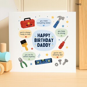 Könnte beinhalten: Eine quadratische weiße Grußkarte mit dem Text HAPPY BIRTHDAY DADDY in der Mitte. Die Karte zeigt bunte Cartoon-Illustrationen eines roten Werkzeugkastens, Hammers, Pinsels, Schraubendrehers, einer Zange, einer Wasserwaage und verschiedener Schrauben.