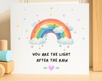 Tarjeta Arcoíris Personalizada – Eres la Luz Después de la Lluvia, Mensaje de Ánimo, Nombre Personalizado, Regalo para Niños o Amigos