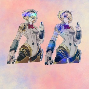 Puede incluir: Dos ilustraciones de un personaje femenino con cabello rubio corto, vistiendo un mono blanco con detalles dorados y una corbata de lazo roja. El personaje tiene ojos azules y está levantando su mano derecha en un gesto. El fondo es un degradado suave rosa y azul.