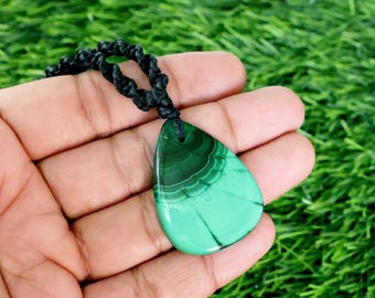 Collar de hilo de malaquita natural: joyería artesanal con dijes