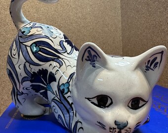 Scretching Ceramic Cat Tulip Handmade Ceramic Figure Embossed Traditional Middle-Eastern Ceramic Art Figurine Artistic Sculpture White Blue