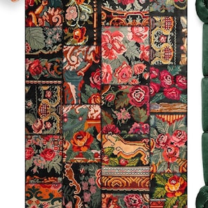 Può includere: Un tappeto patchwork nero e rosso con motivi floreali. Il tappeto è fatto di diversi tessuti e ha un aspetto vintage.