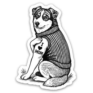 Peut inclure: Autocollant noir et blanc d'un chien portant un pull rayé, avec un tatouage disant "I ❤️ MOM". Le chien est assis, son bras fléchi pour montrer le tatouage. L'autocollant a une bordure blanche.