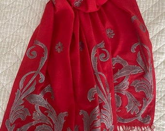 Dames, uniek in zijn soort. Handgeschilderde sjaal kleur rood met prachtige zilveren design sjaal / wrap / stola