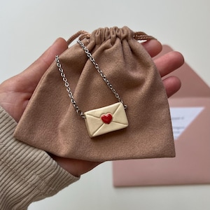 Pingente de Carta de Amor – Colar de Cerâmica Feito à Mão com Corrente Ajustável, Presente de Dia dos Namorados