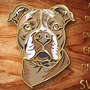 Puede incluir: Una obra de arte de madera en capas que representa la cara de un perro, con tonos marrones, blancos y dorados. La cara del perro está centrada, con líneas y sombreados detallados. La imagen incluye texto: AI, DXF, DWG, EPS, PNG, SVG.