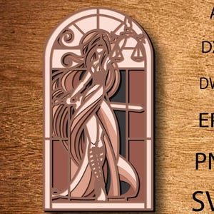 Puede incluir: Un diseño de archivo de corte digital de una mujer sosteniendo una balanza de la justicia en un marco de vitral. El diseño está en tonos marrones y rosados.