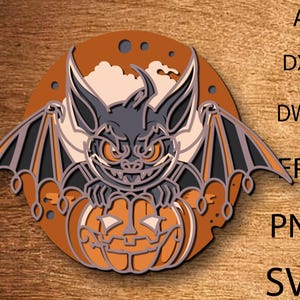 Peut inclure: Une conception multicouche sur le thème d'Halloween représentant une chauve-souris aux yeux orange et une citrouille sculptée. La chauve-souris a des ailes déployées et se détache sur un fond orange circulaire avec un nuage blanc. L'image comprend des étiquettes de type de fichier : AI, DXF, DWG, EPS, PNG et SVG.