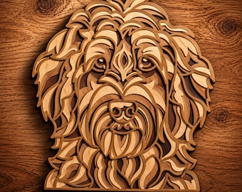 Op de afbeelding: Een meerlaags houten wandkunstwerk dat de kop van een hond met warrig haar voorstelt. Het ontwerp bevat ingewikkelde, gestapelde uitsparingen in verschillende tinten natuurlijk hout, wat een driedimensionaal effect creëert met gedetailleerde vachtstructuren.