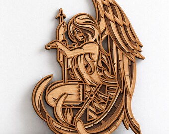 Könnte beinhalten: Ein mehrschichtiges Wandkunstobjekt aus Holz, das eine geflügelte Figur zeigt, die kniend ein Schwert aufrecht hält. Das Design nutzt verschiedene Schattierungen der natürlichen Holzmaserung für Tiefe und filigrane Ausschnitte.