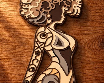 Peut inclure: Une décoration murale en bois superposé représentant la silhouette stylisée d'une personne aux cheveux bouclés volumineux, avec un tatouage complexe sur le bras et un profil latéral. Le design présente des découpes empilées en brun, beige et gris.