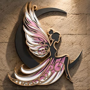 Può includere: Un'opera d'arte da parete a strati che raffigura la sagoma nera di una figura alata seduta su una luna crescente. Il design incorpora accenti bianchi e rosa tenue con bordi dorati, creando un effetto multidimensionale con ritagli complessi.