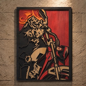 Puede incluir: Una pieza de arte mural de madera multicapa con un gráfico estilizado de un esqueleto montando una motocicleta. El diseño utiliza tonos negros, rojos y madera natural para crear profundidad, con formas de llamas en la parte superior y un marco.