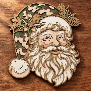 Può includere: Un'opera d'arte da parete in legno a strati che raffigura Babbo Natale con una lunga barba bianca e un cappello con motivo mimetico. Il design presenta intagli complessi, un pon-pon soffice sul cappello e foglie di agrifoglio con bacche.