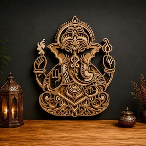 Könnte beinhalten: Ein mehrschichtiges Wandkunstwerk aus Holz, das die Gottheit Ganesha mit komplizierten Ausschnittmustern darstellt. Das Design zeigt eine zentrale Figur mit Elefantenkopf, großen Ohren und mehreren Armen, gefertigt in hellen und dunklen Holztönen.