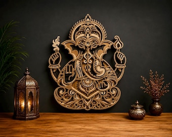 Puede incluir: Una pieza de arte mural de madera multicapa que representa a la deidad Ganesha con intrincados patrones recortados. El diseño presenta una figura central con cabeza de elefante, orejas grandes y múltiples brazos, en tonos de madera clara y oscura.