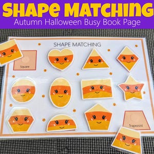 Könnte beinhalten: Eine Seite eines Beschäftigungsbuchs mit dem Text "SHAPE MATCHING" und "Autumn Halloween Busy Book Page". Die Seite zeigt verschiedene Formen, darunter ein Quadrat, ein Herz, ein Dreieck und einen Stern, die jeweils mit Candy-Corn-Designs verziert sind. Der Text "INSTANT DOWNLOAD" ist ebenfalls sichtbar.