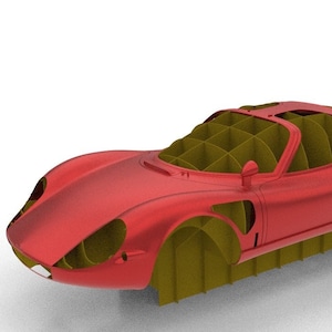 以下が含まれることがあります： 赤い車のシャーシで、内部は黄色です。車はドア、ボンネット、トランクがありません。車は白い背景の上にあります。