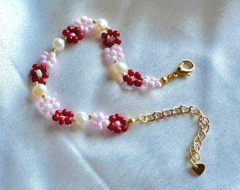Freshwater Pearl Pink Flower Beaded Bracelet, Romantic Red Floral Jewelry, Elegant Adjustable Accessory with Gold Chain