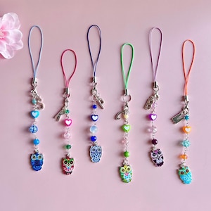 Lindos adornos personalizados de búho para teléfono, correa de celular kawaii con cuentas y letra inicial plateada, accesorio personalizado para adolescentes.