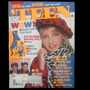 Può includere: Un numero di novembre 1986 della rivista 'TEEN con una copertina che mostra una persona che indossa un basco rosso a motivi e una sciarpa bianca e nera. La copertina include testi come 'FRIENDS VS. YOUR BOYFRIEND', 'WOW!', 'SPLIT DECISIONS'.