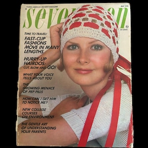 以下が含まれることがあります： 白いと赤の編み帽と赤いリボンを身に着けた女性が写っているヴィンテージ雑誌の表紙。雑誌のタイトルは緑色の文字で「seventeen」です。表紙には、ファッション、ヘアスタイル、人間関係に関するテキストが含まれています。