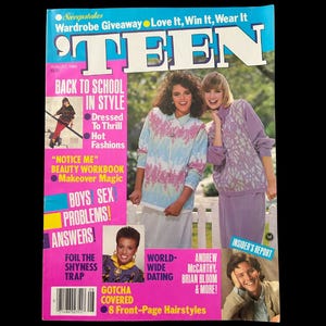 Könnte beinhalten: Ein Vintage-Magazin-Cover mit dem Wort "TEEN" in großen weißen Buchstaben. Das Cover zeigt zwei Frauen in 80er-Mode und Text wie "Back to School in Style" und "Boys Sex Problems! Antworten".