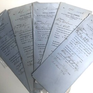 Peut inclure: Ensemble de documents juridiques anciens, probablement des convocations, avec du texte manuscrit à l'encre noire sur du papier bleu clair. Les documents sont disposés en éventail, révélant le papier vieilli et l'écriture.