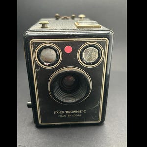 Appareil photo KODAK Six-20 BROWNIE « C » 1946 | Epoque Mid-Century I Kodak de collection I Kodak vintage | brownie Kodak | Six-20